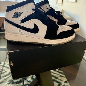 Nike Men's Black and White High-Top Sneakers